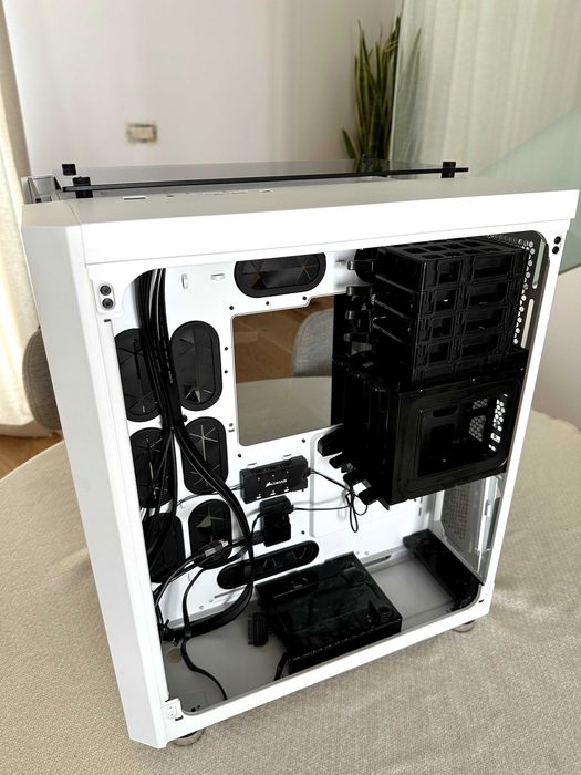 Carcasa Crystal Series 680X RGB + 2 Extra Ventilatoare RGB