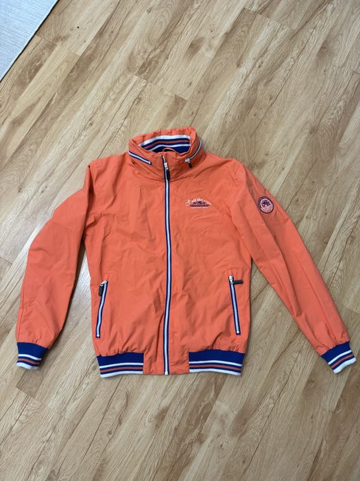 Дамско спортно яке с качулка против вятър и дъжд