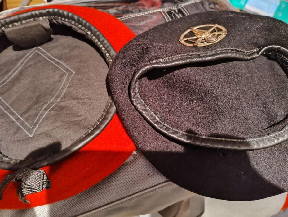 doua berete militare