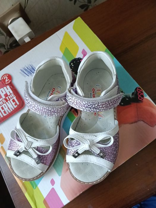 Продам детскую обувь сандали