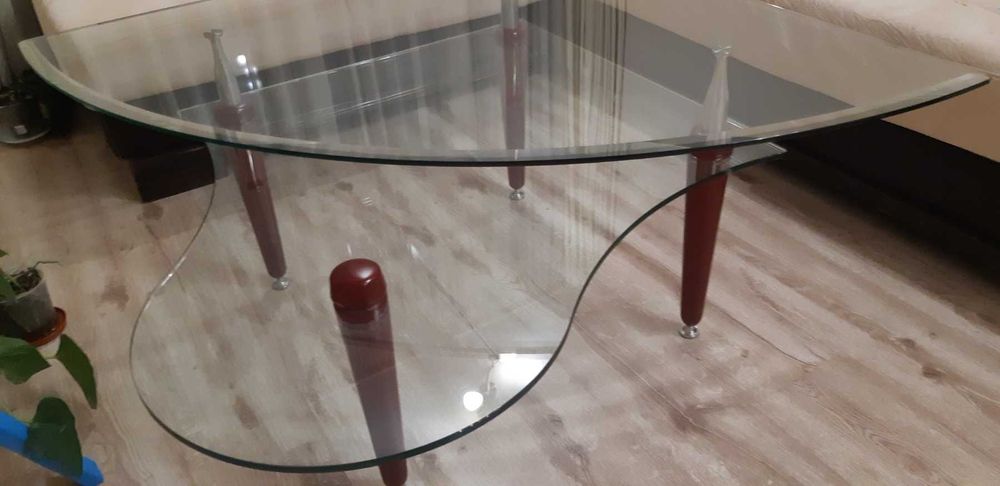 Стъклена холна маса