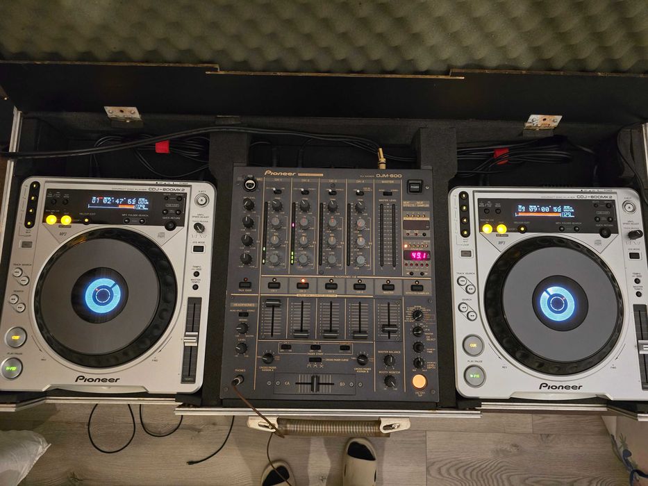 Pioneer CDJ-800MK2 x2 + DJM-600 + Flight Case – stare excelentă
