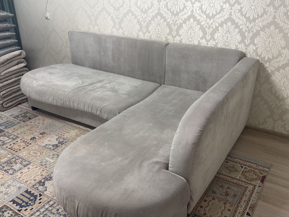 Диван с подушками есть Kaspi Red