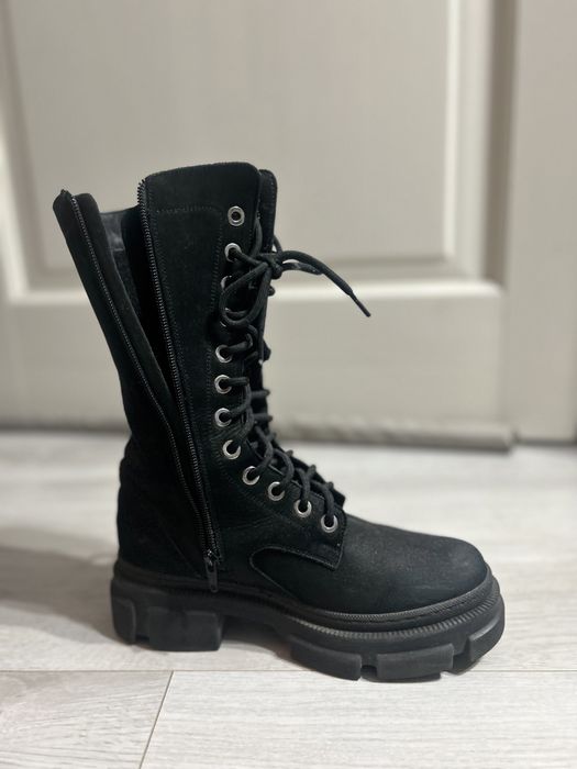 Ghete piele intoarsă, negre, talpă groasă, fermoar, șiret