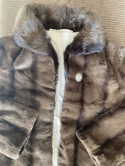 Продам шубу (воротник норка)