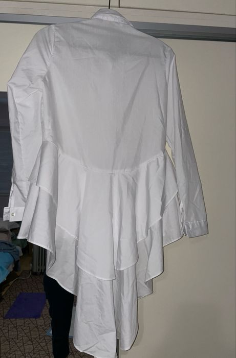 Красива дамска риза с камъни и дълъг гръб.