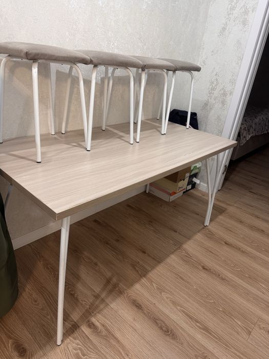 Стол с табуретками