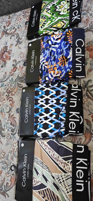 chiloti barbati scrie pe ei Calvin Klein