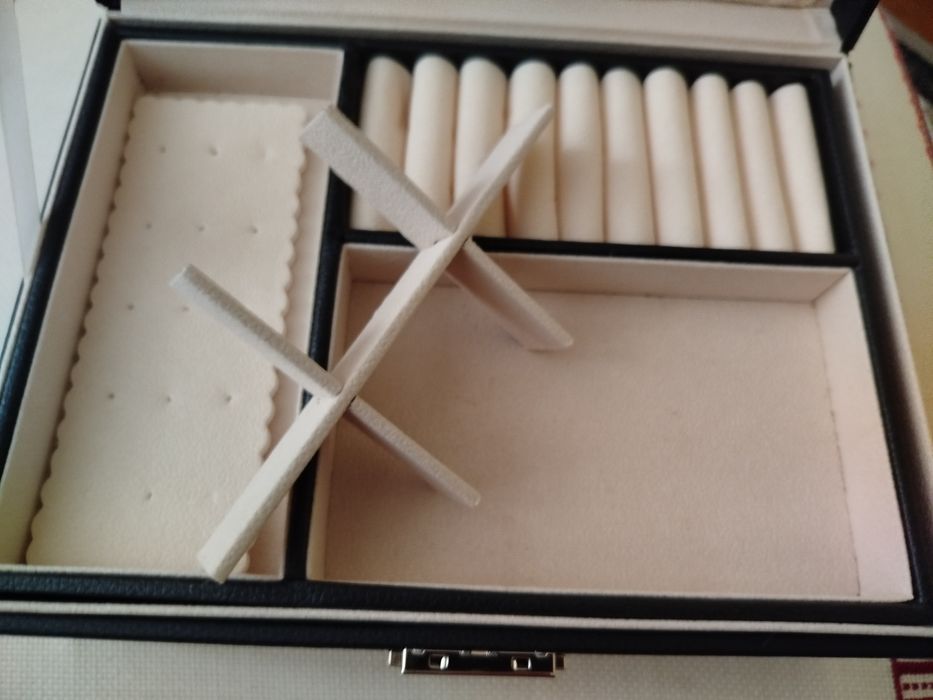 Кутия за бижута , черна