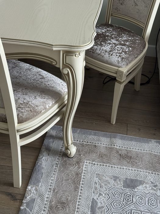 Стол со стульями для гостиной