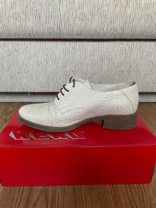 Pantofi albi-sidef Femei din piele texturata imprimeu peisley