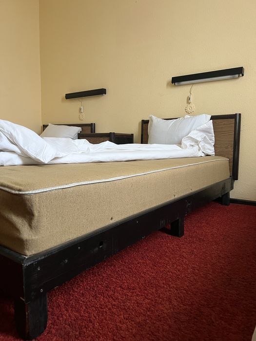 Единично легло с матрак и нощно шкафче