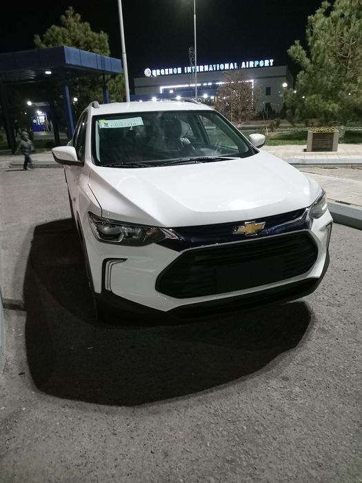 Trekker 2 ikinchi pozitsiya qora va oq svet avtosalonda duribdi egadan