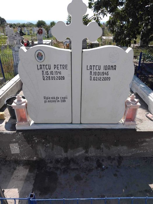 Crucii praf mozaic alb si gri