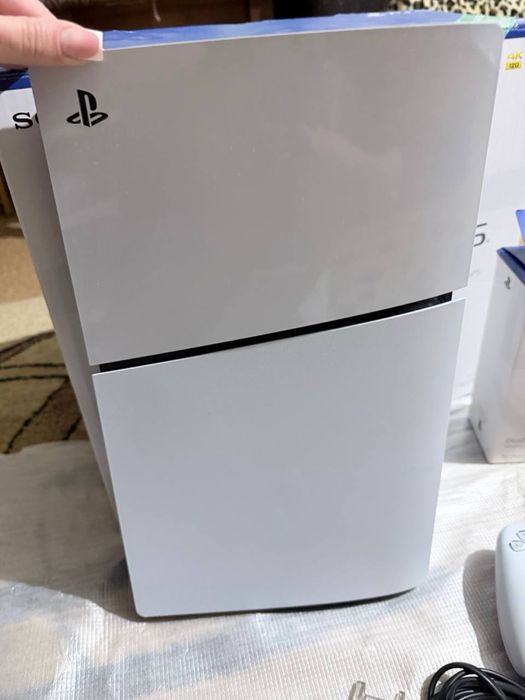 Sony PlayStation PS5 с 2 геймпадами