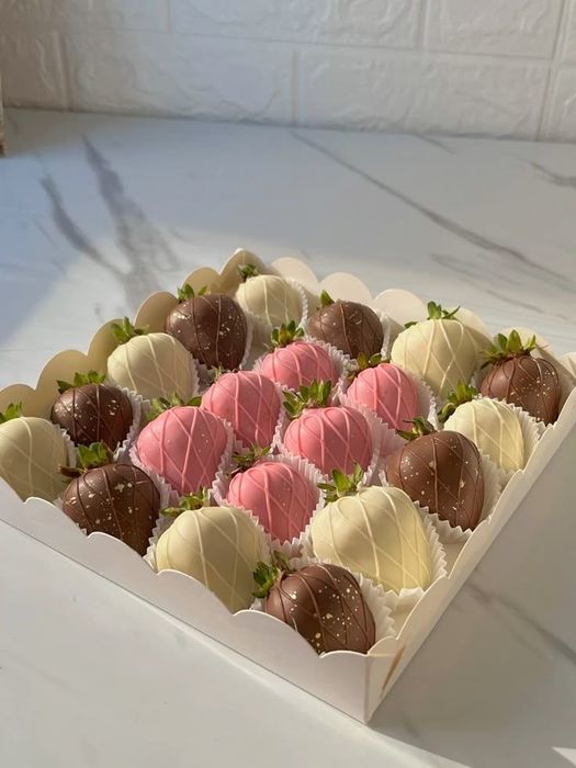 Клубника финики, гранат,банан в шоколаде