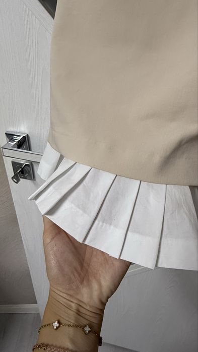 Zara страхотна бежова рокля