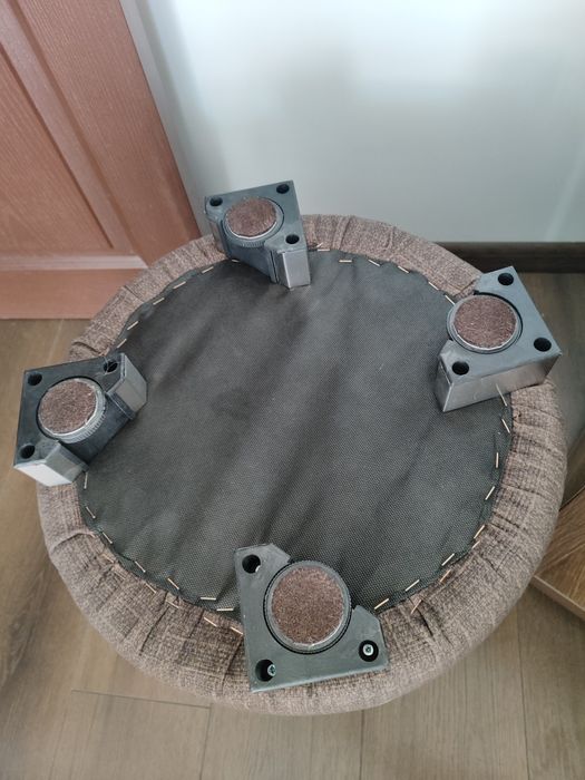 Масивна холна маса с 2 табуретки – комплект