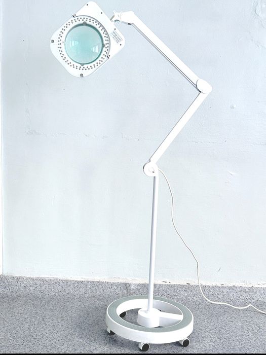 Косметологическая лампа-лупа