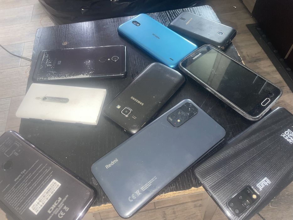 Vand diverse telefoane pt piese