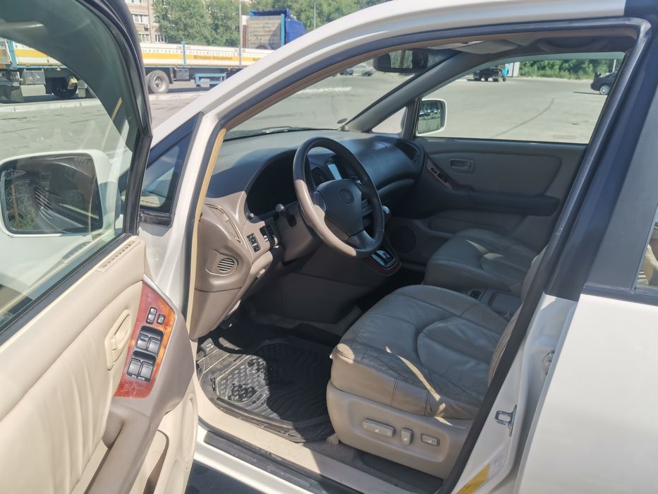 Продам машину Lexus RX300