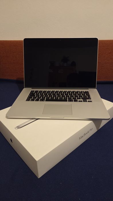 Macbook Pro 2015 mid Intel Core i7 2.2Ghz 16gb DDR, 256gb Hard