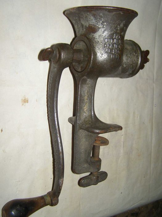 Masini de tocat carne si maruntit nuca