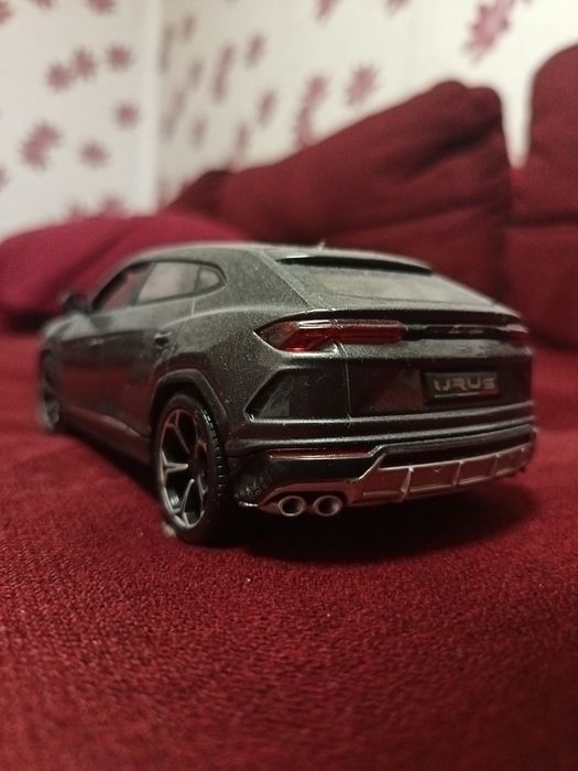 Vând macheta 1 24 Lamborghini Urus