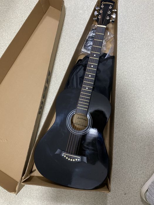 Гитара Levinson в очень хорошем состоянии