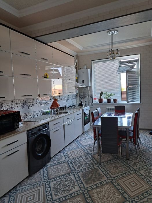 Navoiy shahar 1 etaj 2xonali uy sotiladi