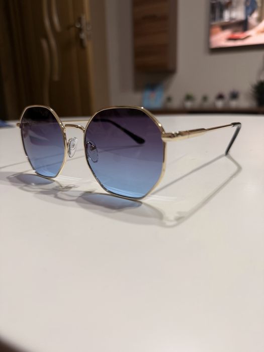 Продавам слънчеви очила