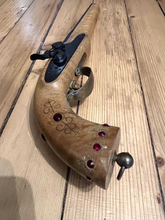 Стар автентичен пищов с красива декорация