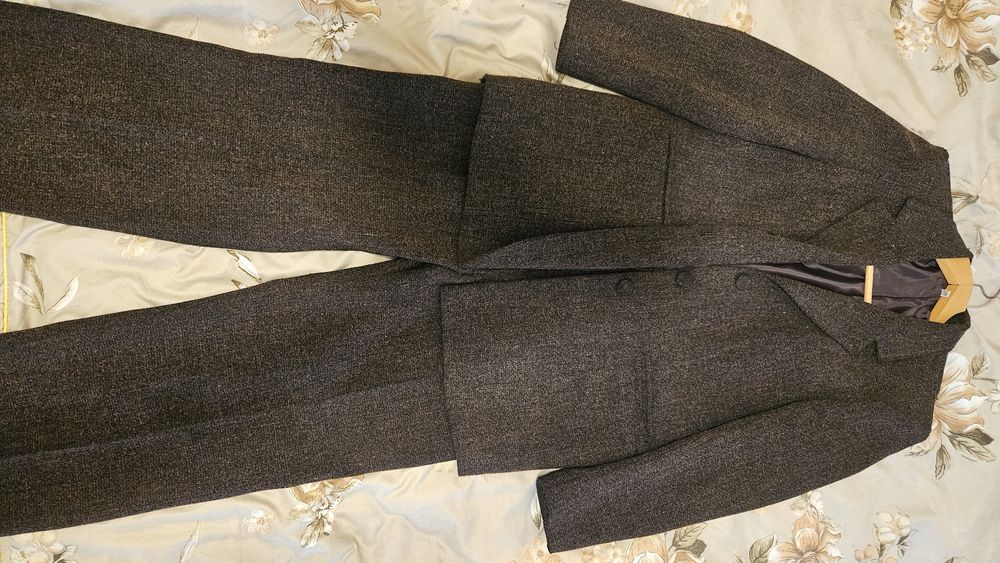 Костюм от две части.