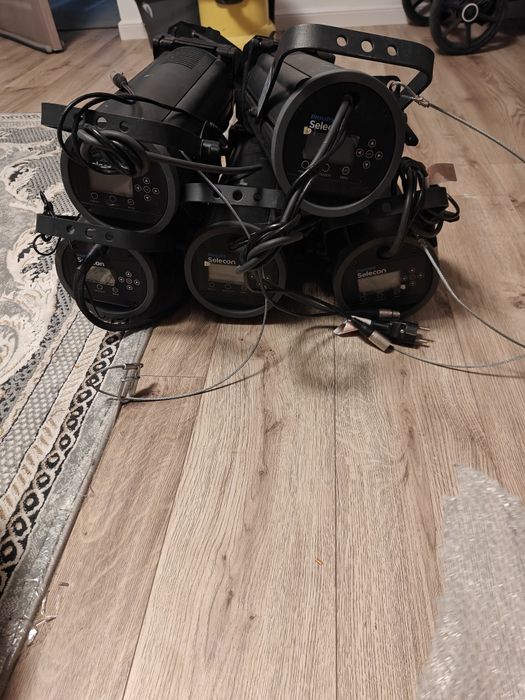 Lampii de scena profesionale Philips selecon