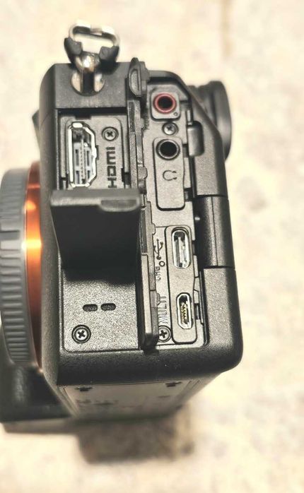 Sony A7 IV - 33MP, нисък пробег, състояние - като ново
Sony A7 IV – 3