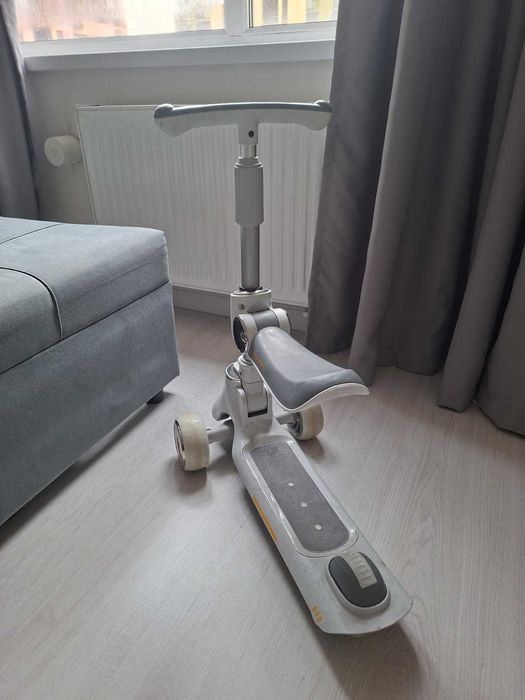 Детский самокат с местом для сидения