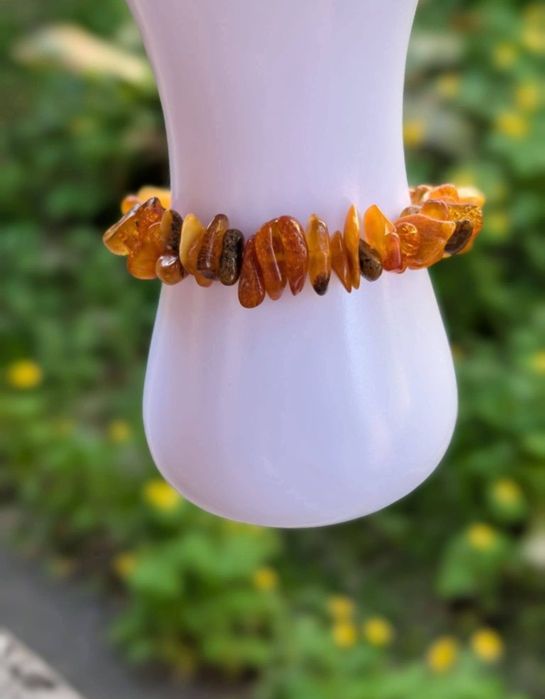 Veche bratara chips din chihlimbar natural baltic cu fragmente brute si slefuite elastica , in nuante de cognac, butterscot, brun