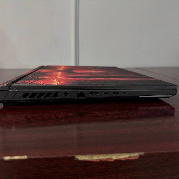 Игровой ноут Asus Rog Strix g18