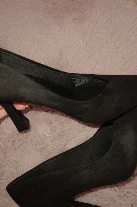 Papuci stiletto din catifea, negri - Straduvarius