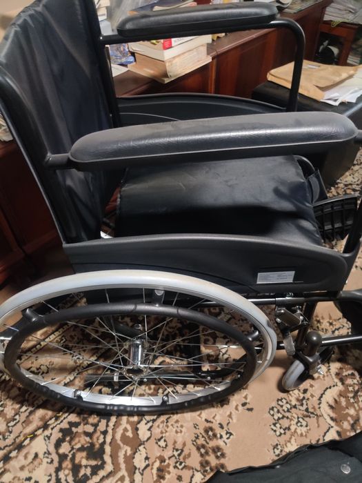 carucior cadru metalic pentru persoane cu nevoi speciale