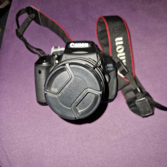 Canon EOS 600D+ obiectiv EF-S 18-55mm+Card 32Gb+3baterii si Incarcator