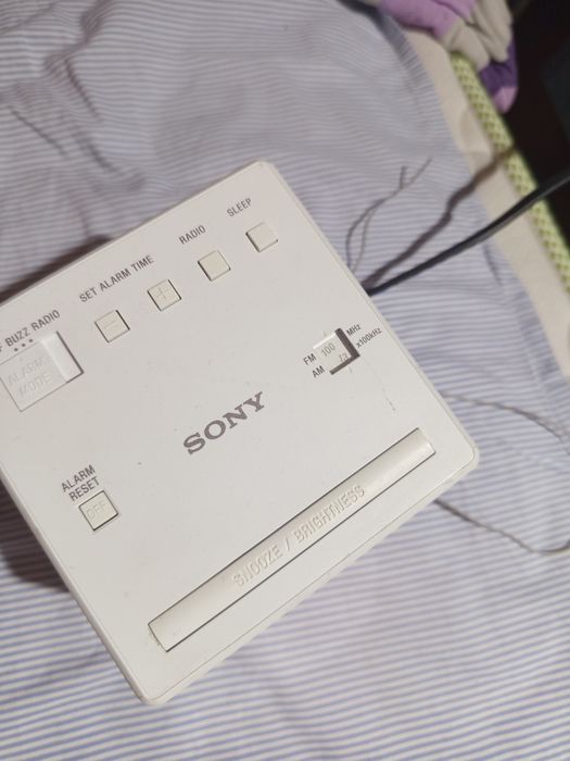 Радио часовник SONY