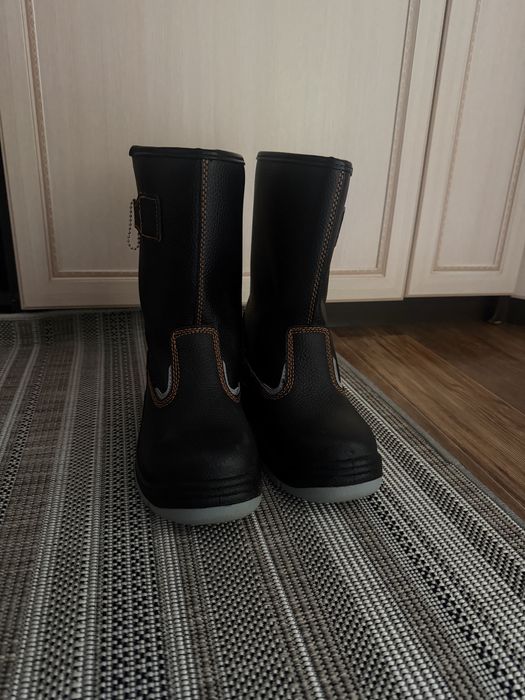 Продам спецобувь размер 39
