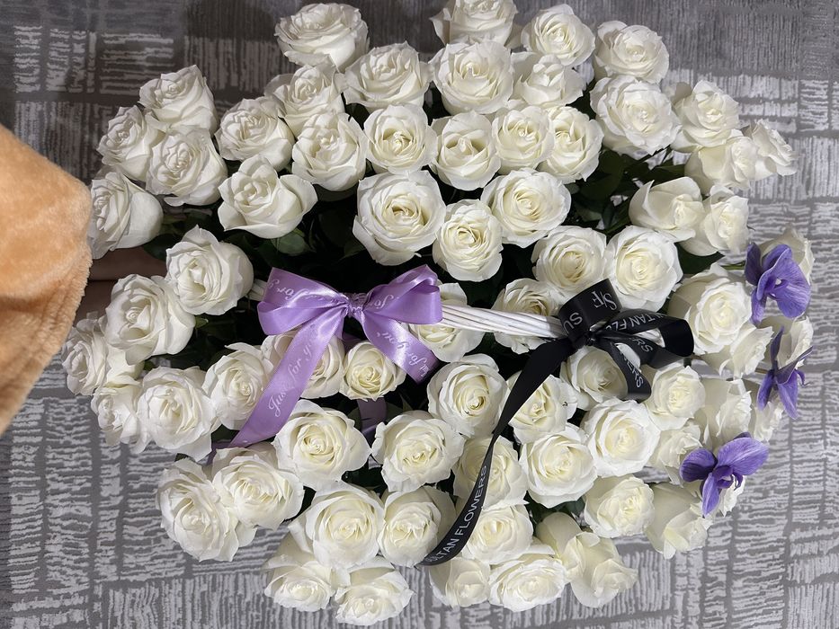 Корзина цветы белый роза