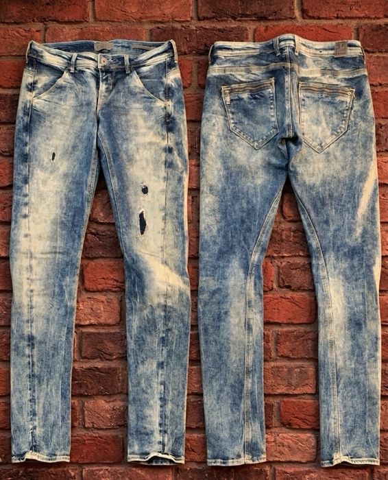 Джинсы GUESS «Rocket Skinny» с эффектом кислотной варки и потертостями