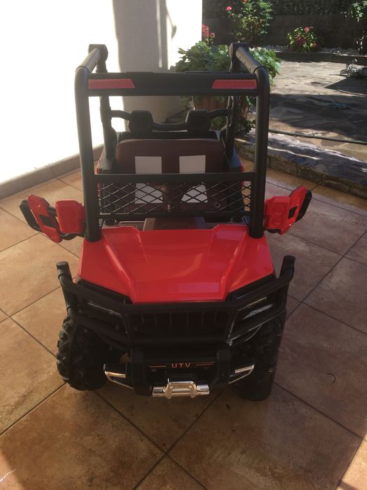 Masinuta electrica cu doua locuri ideala pentru plimbatul copilasilor