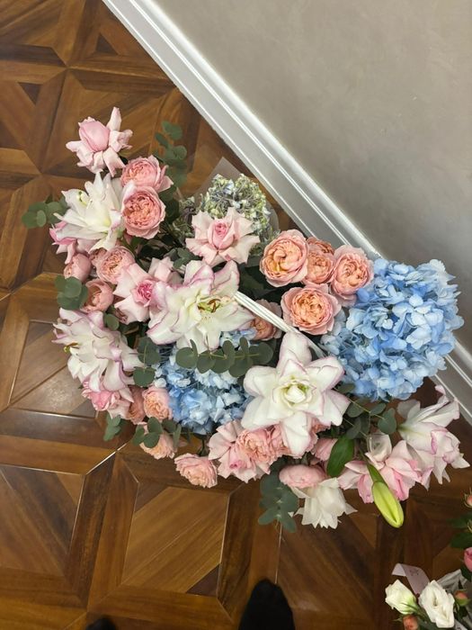 Букет цветов на корзине