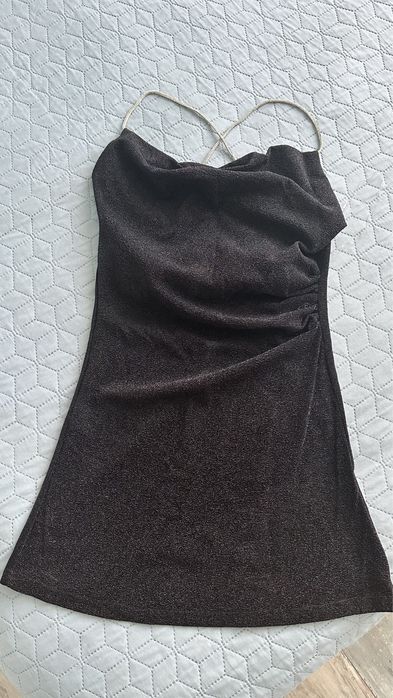 Рокля с гръцко деколте и ефектен гръб