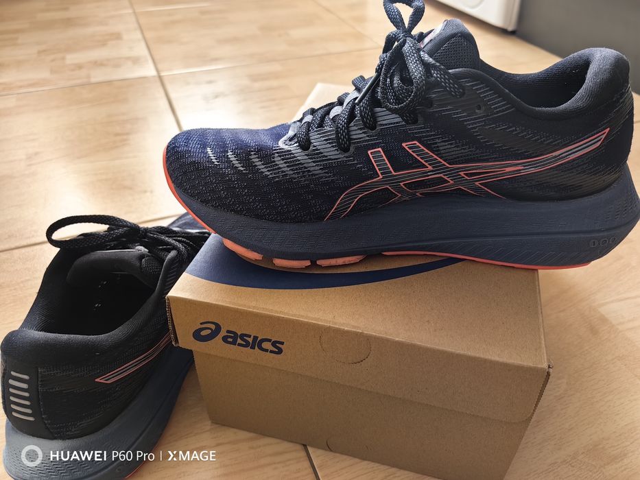 Продавам маратонки ASICS
