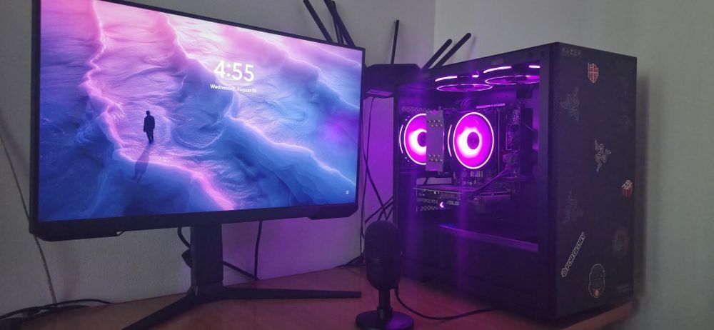 Vând unitate PC impreuna cu monitor Samsung si microfon birou razer.